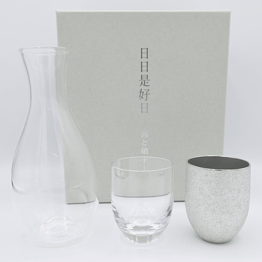 „Nichi Nichi Kore Kō Nichi“ Sake-Becher-Set aus Zinn und Glas