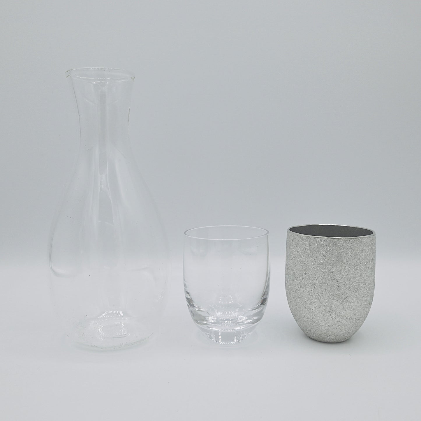 „Nichi Nichi Kore Kō Nichi“ Sake-Becher-Set aus Zinn und Glas